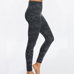NWOT SPANX Black/Gray Camo Compression Legging Pants Womens S
